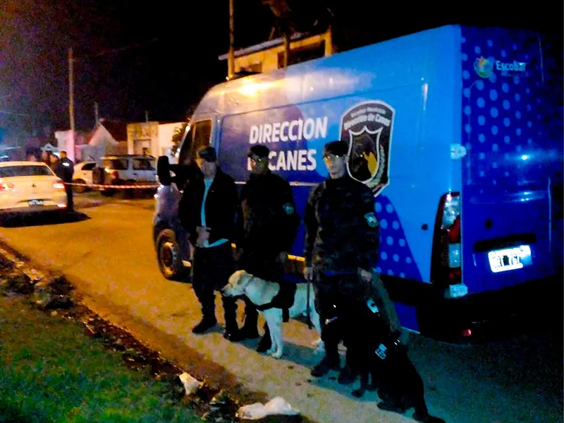 La División K9 de perros policías participó del operativo en el barrio Cementerio