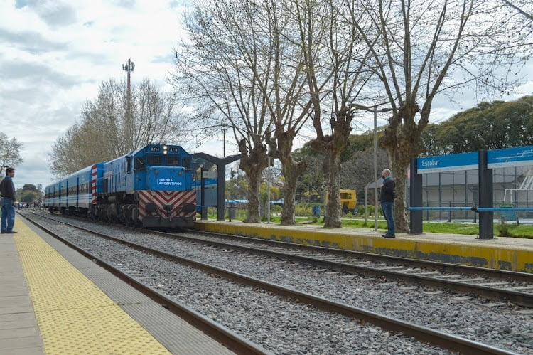 tren de la línea Mitre detenido en la estación de escobar
