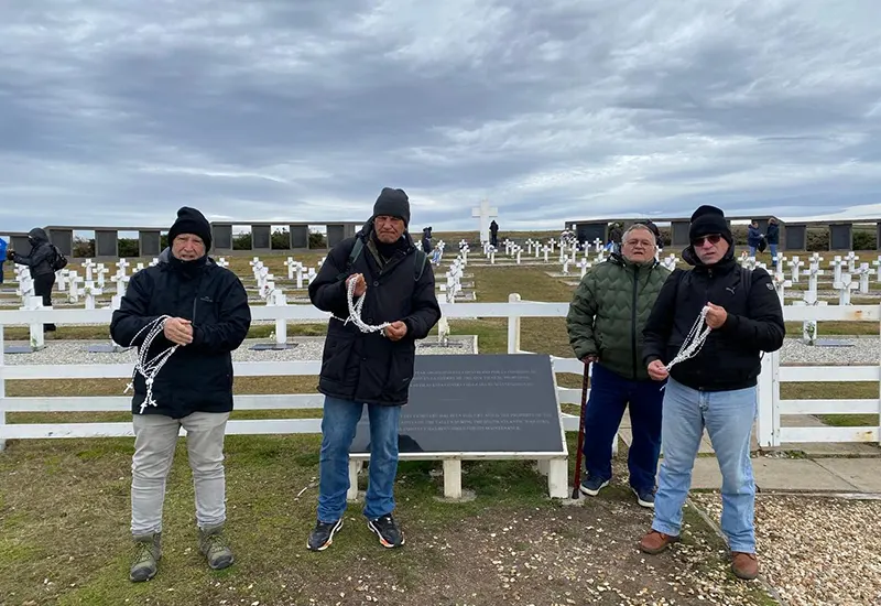 veteranos de Malvinas en el cementerio de Darwin