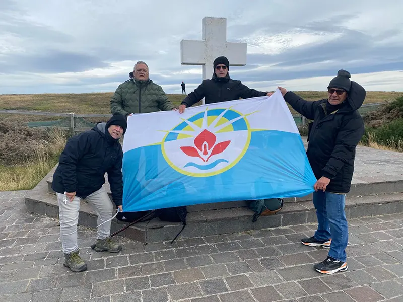 veteranos de guerra despliegan la bandera de Escobar en Malvinas