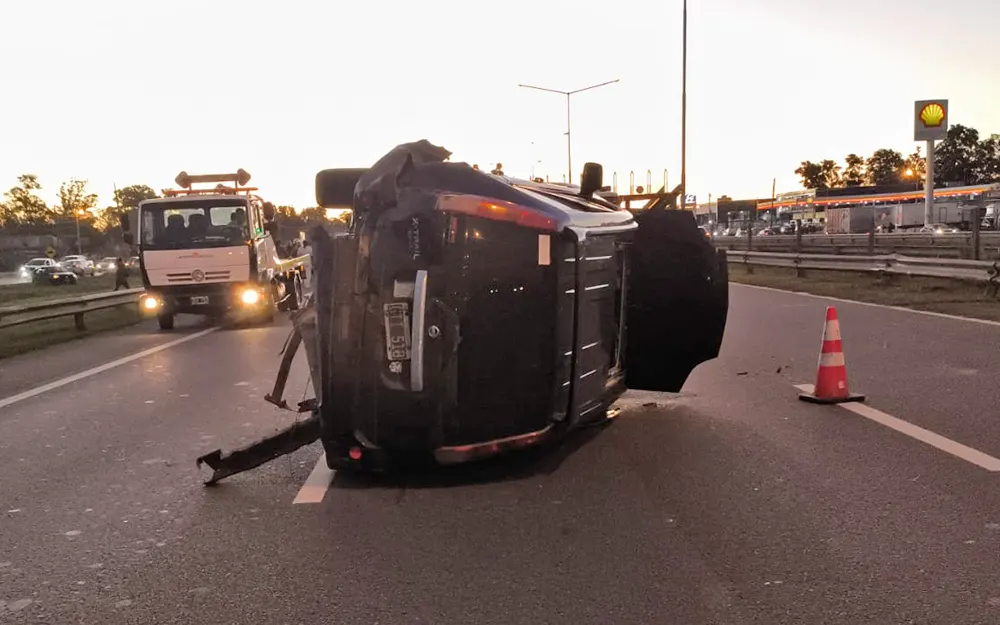 vuelco en la autopista auto volcado en la autopista