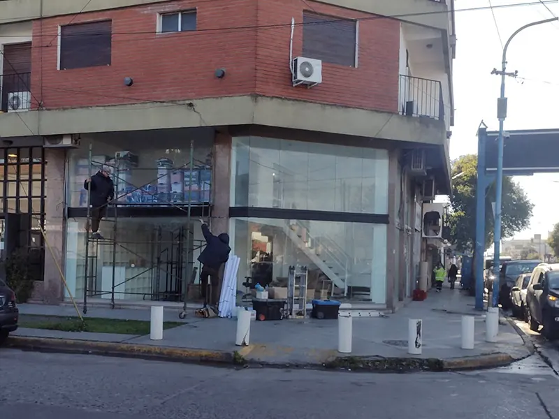 gente coloca la cartelería del nuevo local