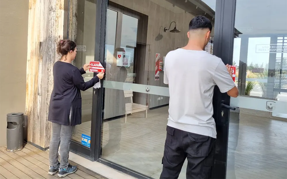 inspectores municipales colocan fajas de clausura en El Naudir