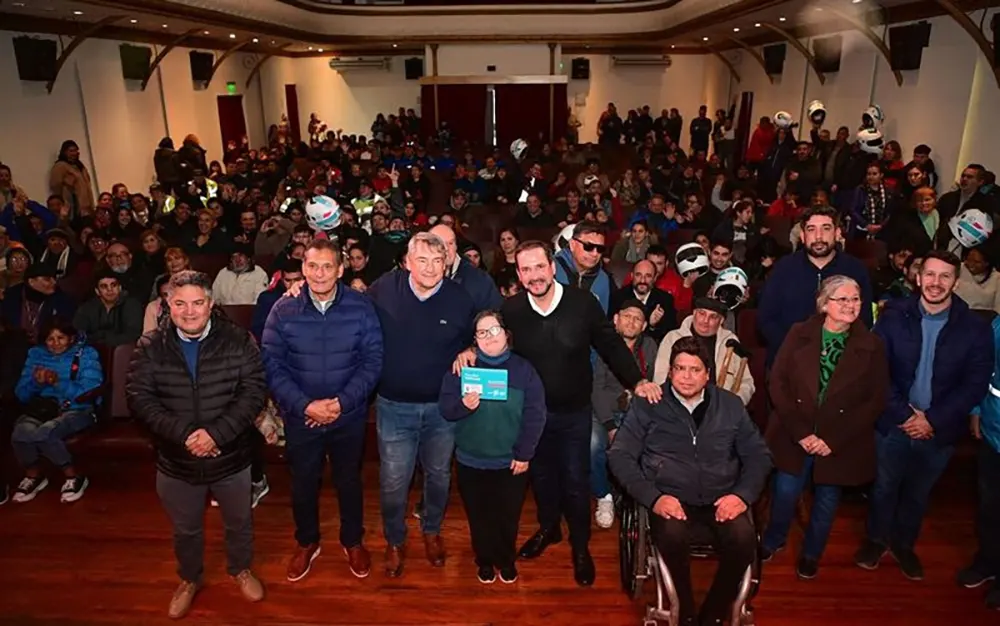 El intendente sujarchuk en el acto realizado en en el teatro seminari