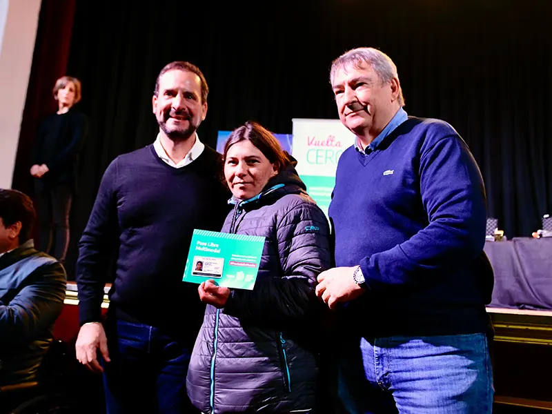 Sujarchuk junto a Donofrio otorgando pases multimodales