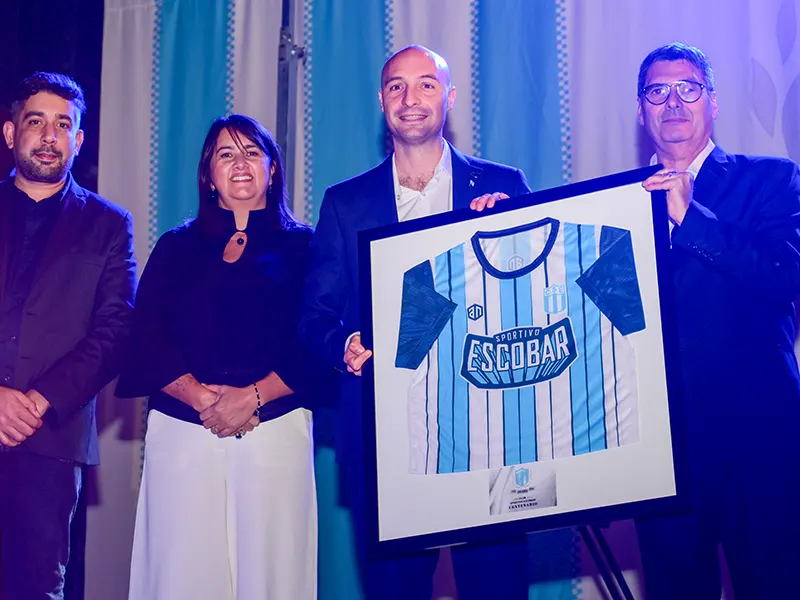 funcionarios municipales le entregan un obsequio al presidente de Sportivo Escobar