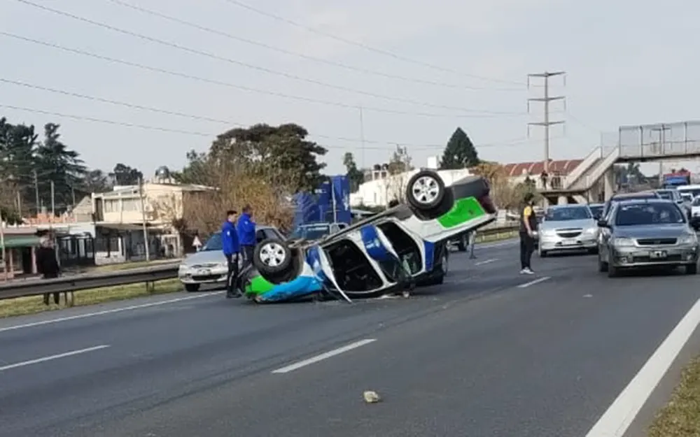 Impresionante accidente: un móvil de tránsito chocó y volcó en la autopista
