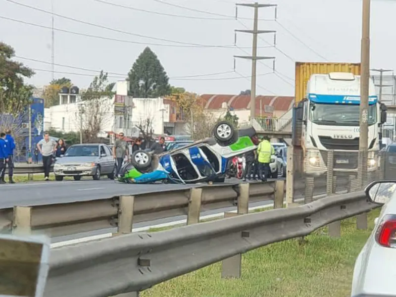 camioneta volcada sobre la autopista