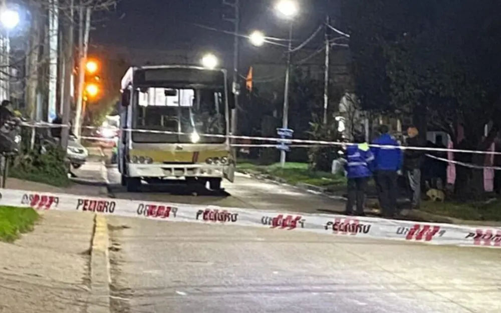 Accidente fatal en Maquinista Savio: colectivo atropelló y mató a un peatón