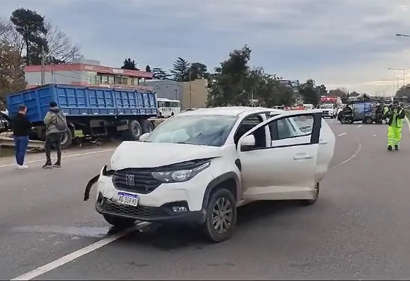 El Fiat Strada en medio de la autopista, al costado el camión y atrás la Lifan Foison Cargo que provocó el accidente