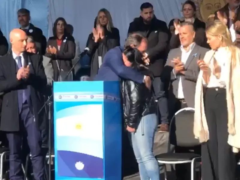 sujarchuk abraza a la hermana de micaela media, ludmila