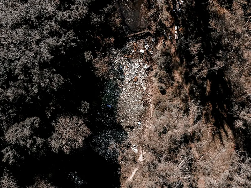 vista aérea del arroyo escobar, en un sector lleno de residuos