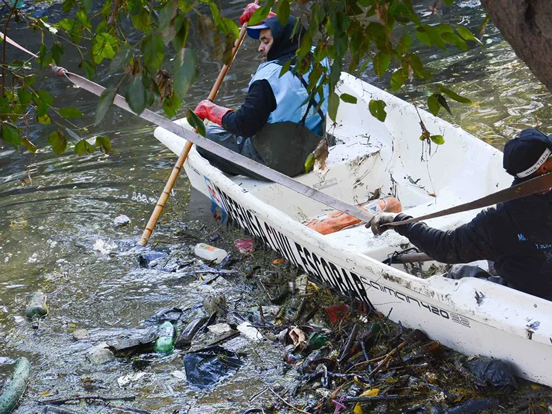 voluntarios limpian el arroyo escobar