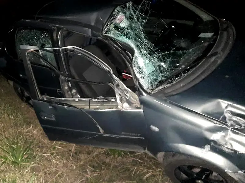 auto dañado por el choque con el tren