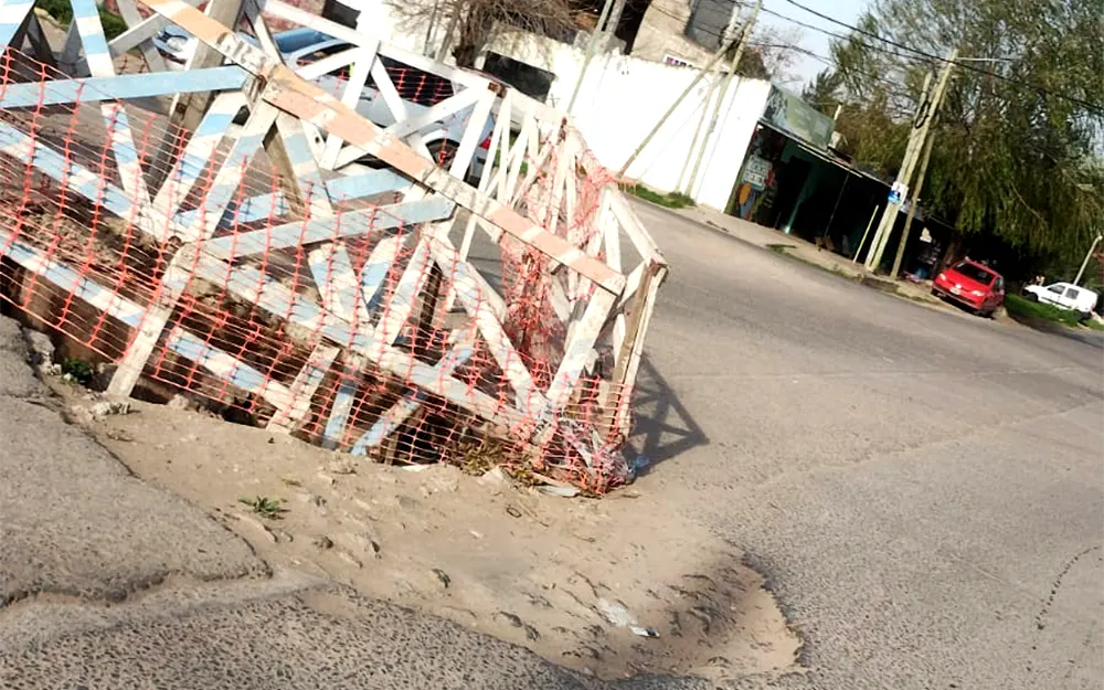 Calles rotas y abandonadas en La Chechela por obras de AySA