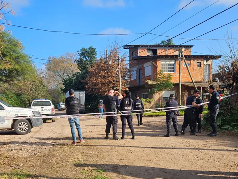 Los policías esperan en la calle para proceder al desalojo