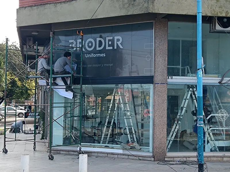 cartelería exterior de Broder Uniformes