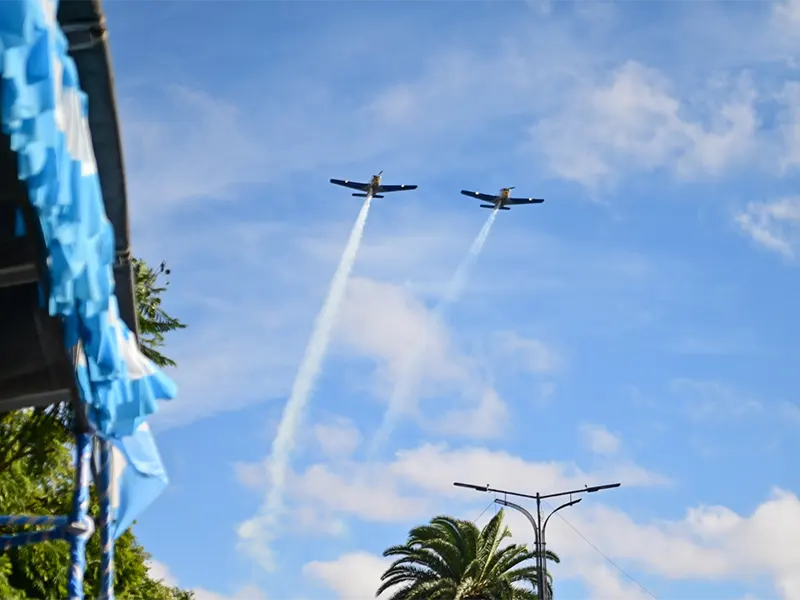 aviones sobrevolando el boulevard de garín