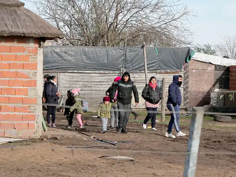 una familia abandona su casa