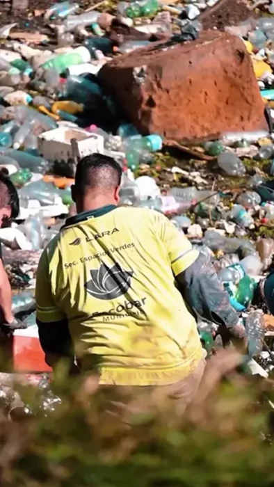 voluntarios limpiando el arroyo escobar