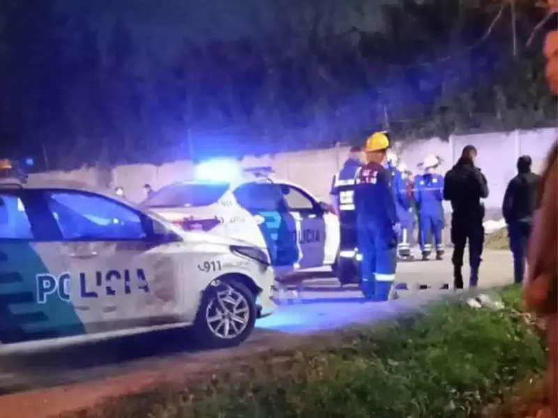 Policías y bomberos en el lugar donde apareció el feto