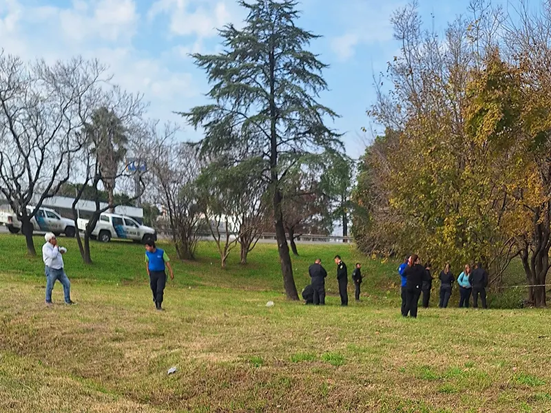 Personal policial y preventores recorren el lugar donde apreció muerto el hombre