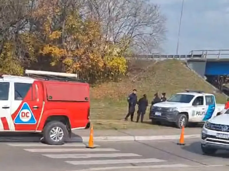 móviles de Defensa Civil y de la Policía en el lugar del hecho