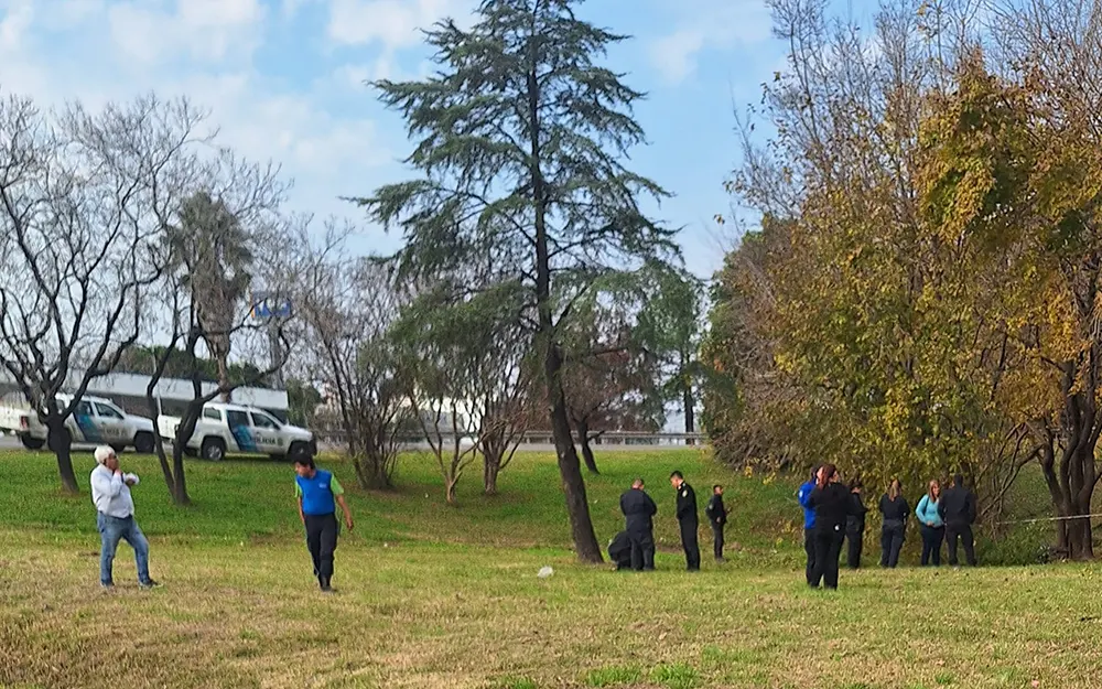 Encuentran muerto a un hombre bajo el puente de la entrada a Escobar