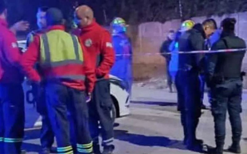 Policías y bomberos en el lugar donde apareció el feto