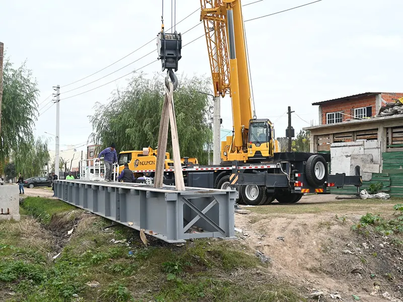 estructura del puente que cruzará el arroyo