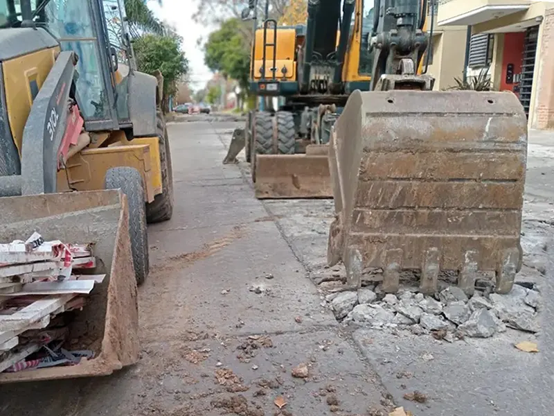 máquinas viales trabajando en la calle Irigoyen