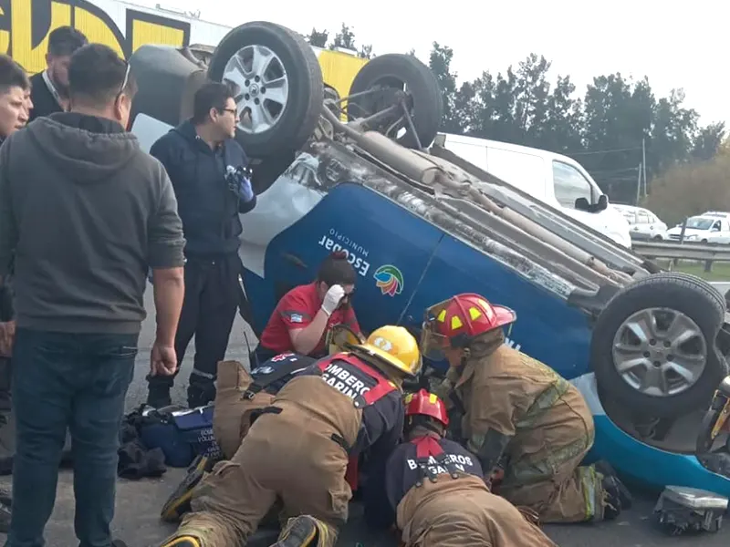 bomberos rescatan al conductor en plena autopista
