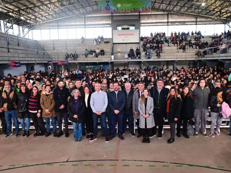 autoridades posan para la foto al finalizar el acto
