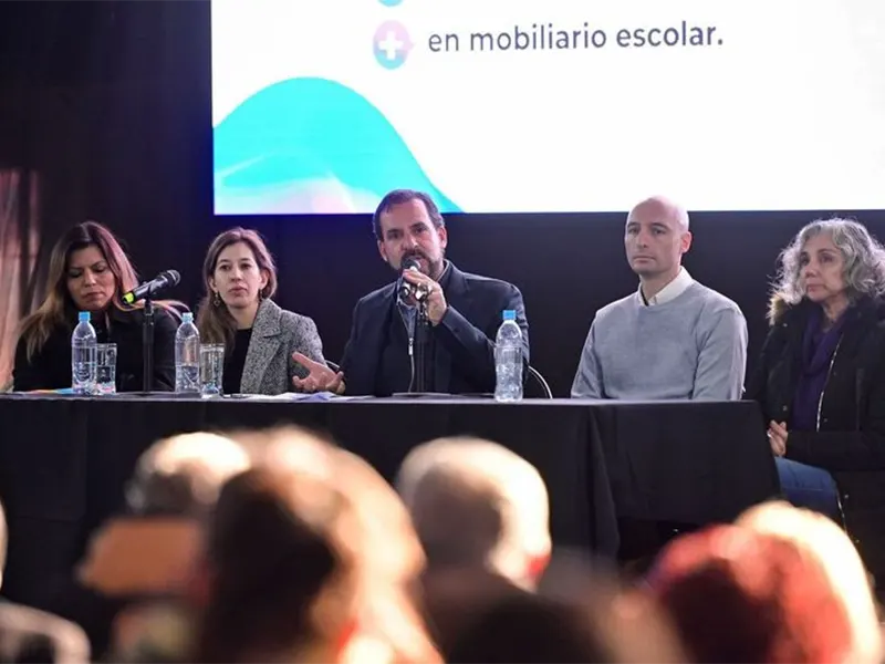 Sujarchuk, acompañado por funcionarios, anunció una inversión educativa de $6.700 millones