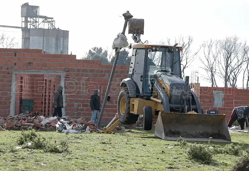 una topadora tira abajo una casa en pleno desalojo