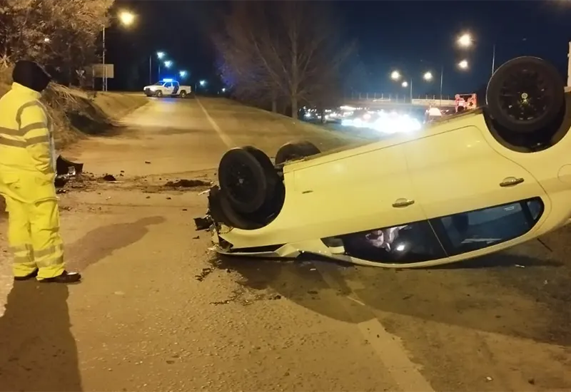 auto volcado sobre el asfalto