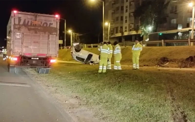 auto volcado tras chocar contra el caballo