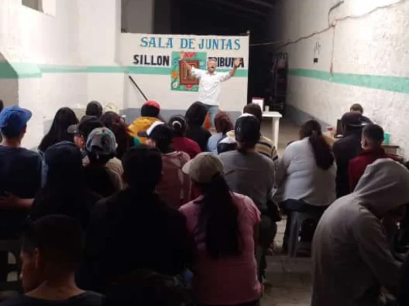 Función en Solís, México en un centro de rehabilitación de adicciones.