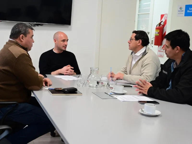 El encuentro estuvo encabezado por el Secretario General de Escobar, Carlos “Beto” Ramil, y por el Secretario de Infraestructura, Diego Benítez, quienes entregaron un detallado relevamiento de las zonas más afectadas, principalmente ubicadas alrededor de la Ruta Provincial 26, en Ingeniero Maschwitz y Maquinista Savio.