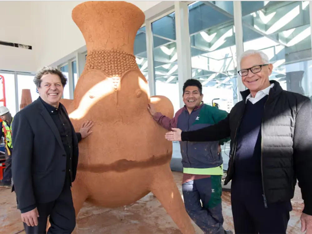 Herreros y Costantini junto a Gabriel Chaile y una de sus esculturas que expondrá en Malba Puertos