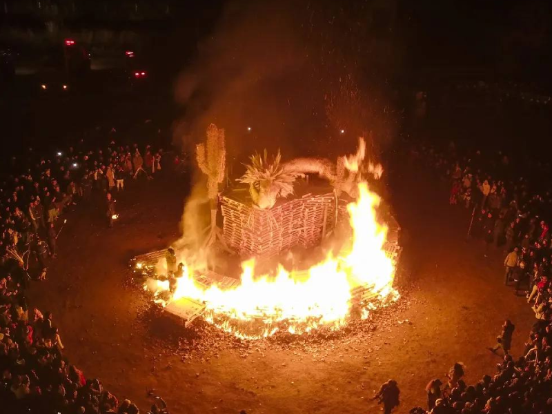 La Serpiente Amarú arde en la Fogata de San Juan