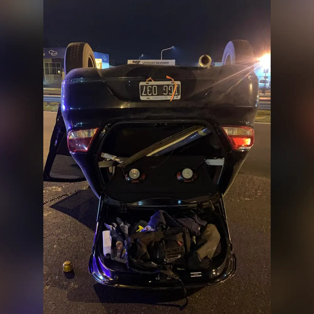 el gol trend quedó volcado sobre la autopista
