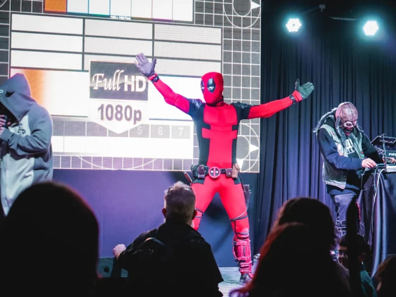 un hombre araña sobre el escenario