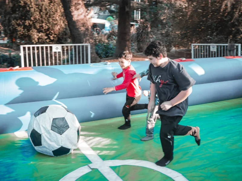 chicos jugando al fútbol