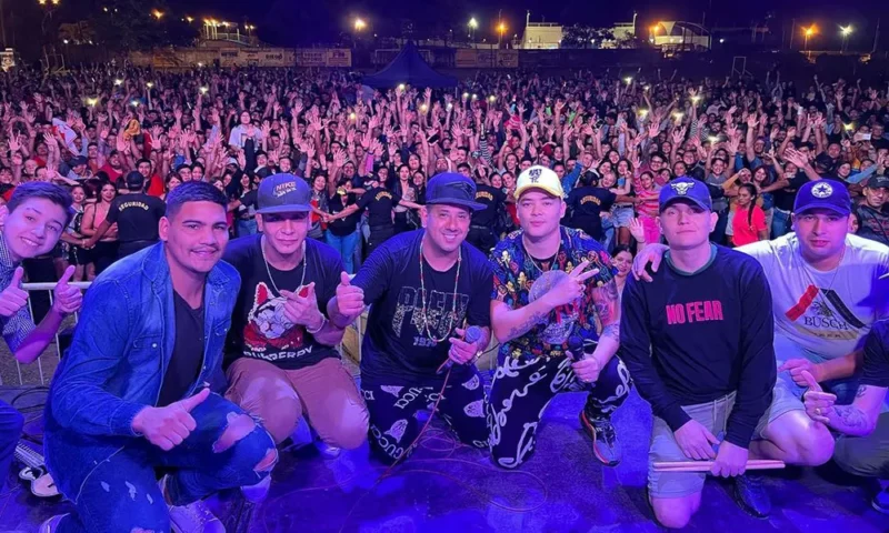 La agrupación de cumbia, La banda de Lechuga en uno de sus shows por el interior del país