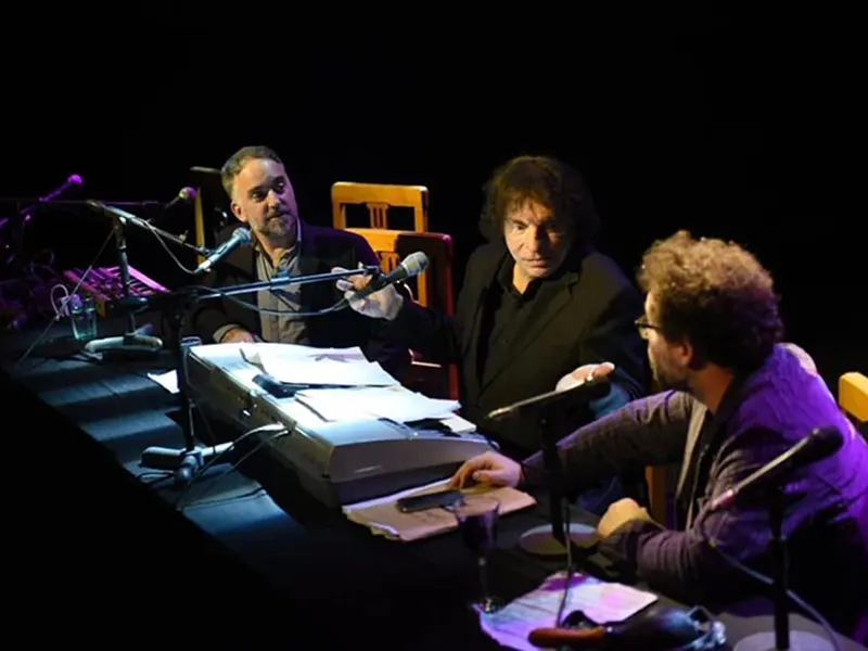 Alejandro Dolina junto a Patricio Barton y Gillespi en el teatro