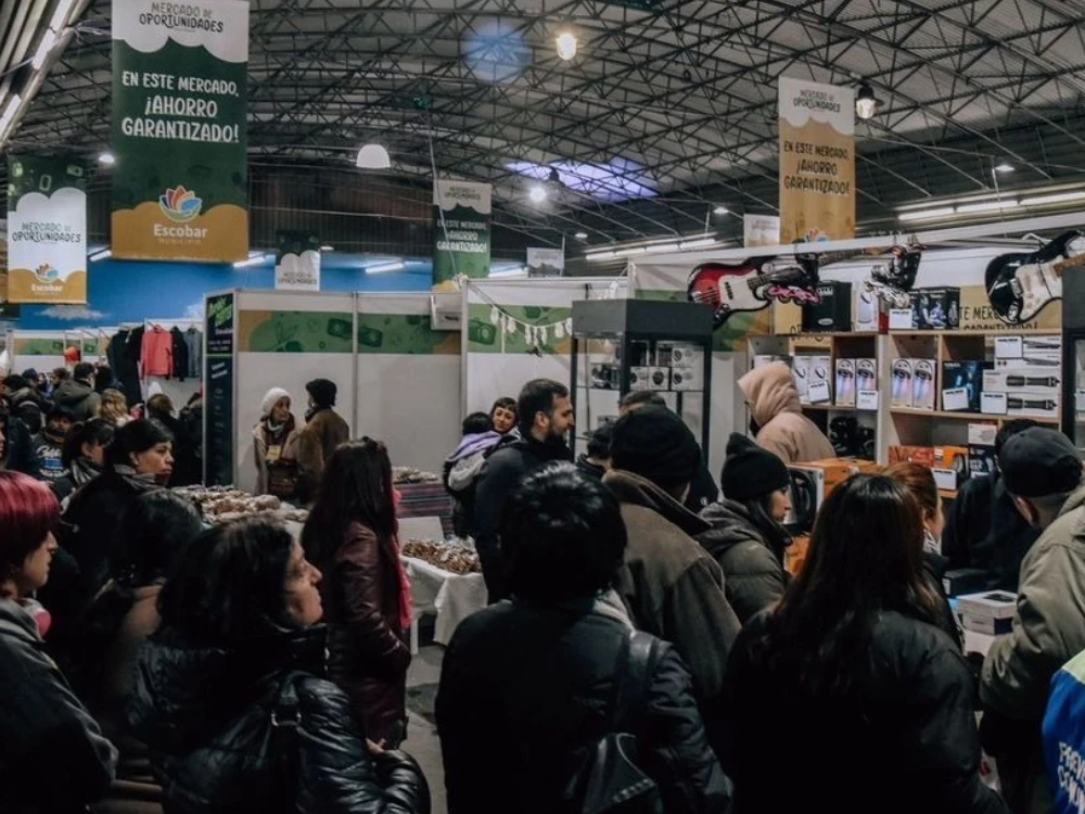 el público recorre el Mercado de Oportunidades