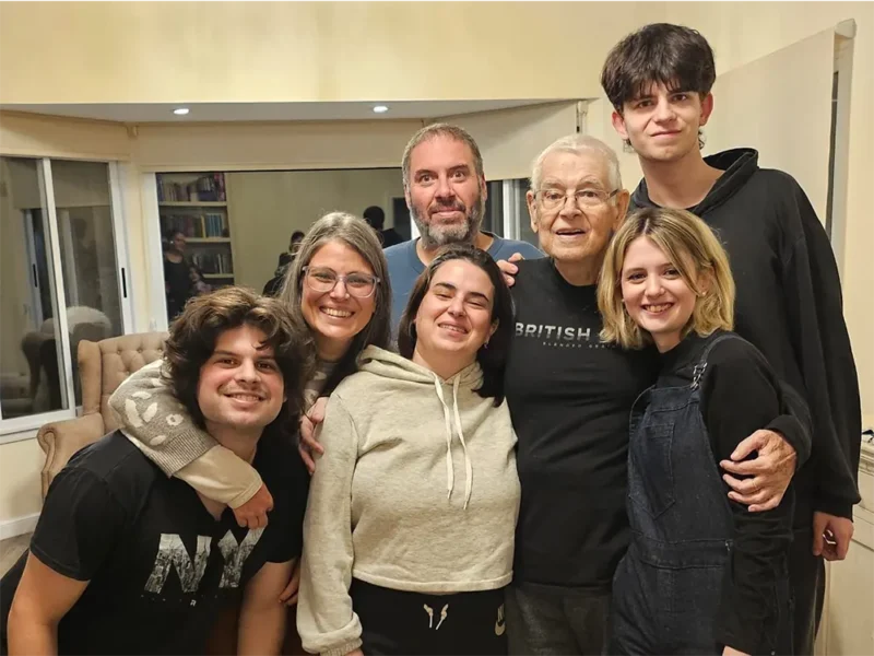 Daniel Pérez Lagomarsino con sus seis hijos