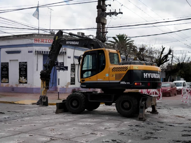 máquina trabajando en la esquina de la calle César Díaz y Asborno