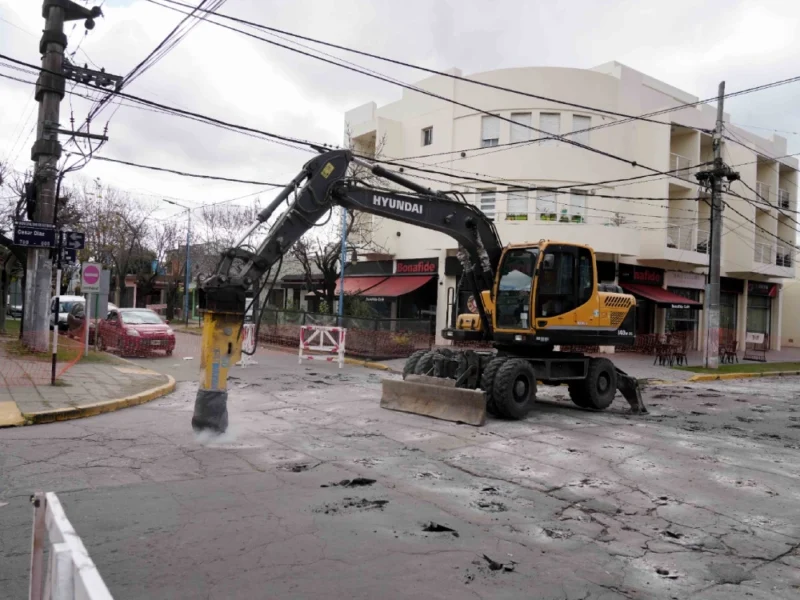máquina trabajando en la calle César Díaz
